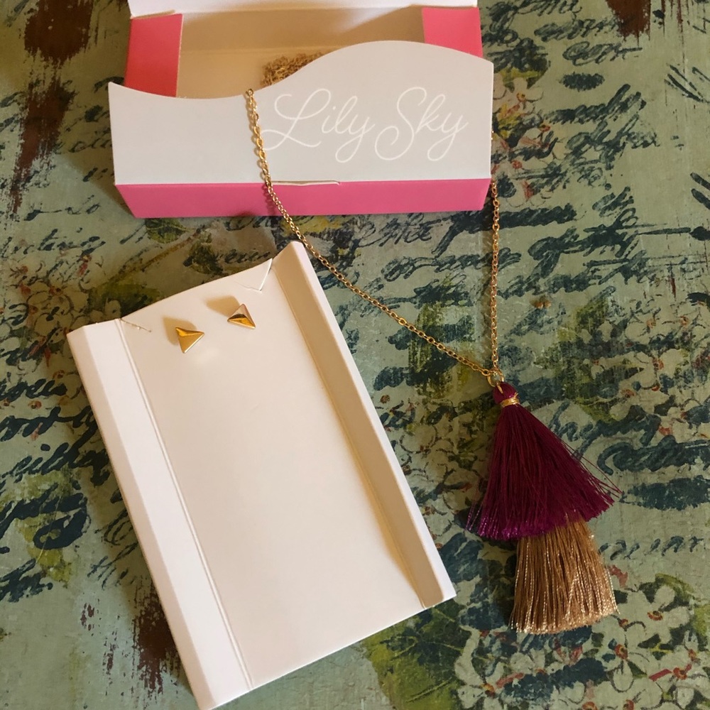 🌟B2G1🌟Lily Sky necklace and earring set NIB